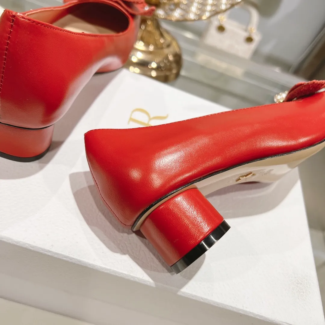 👟👟Ex-factory price 560👟👟 2024 early spring new style ◼️Dior ◼️Dior spring and summer latest fashion show haute couture series sandals Bow Mary Jane ——— Ldylle retro Roman style doll women's sandals CD pearl five metal buckle bow low-heeled women's single shoes Original development top high-end version Material: imported cow patent leather upper + water-dyed sheepskin lining + original molded pearl buckle + Italian genuine leather outsole Size: 34-40 (34.40. Customization is non-refundable and non-exchangeable) Heel height: 4.5cm 8.5cm